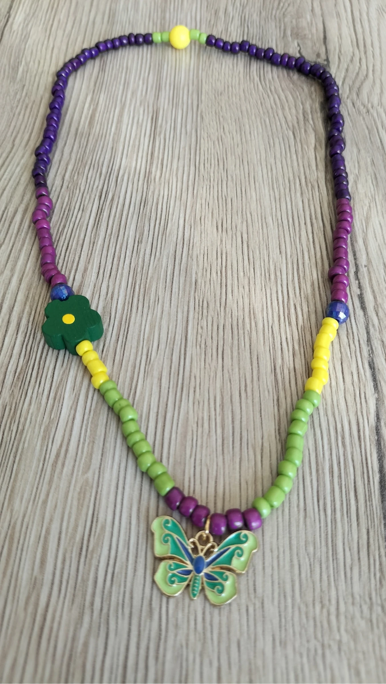 Collier à perles avec charm papillon 